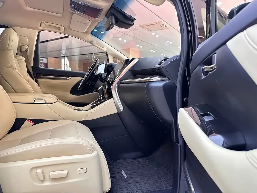 Toyota Alphard — фото 4