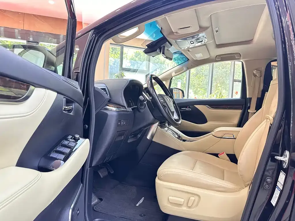 Toyota Alphard — фото 9