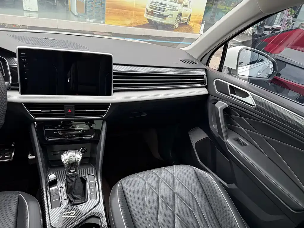 Volkswagen Tiguan L — фото 10