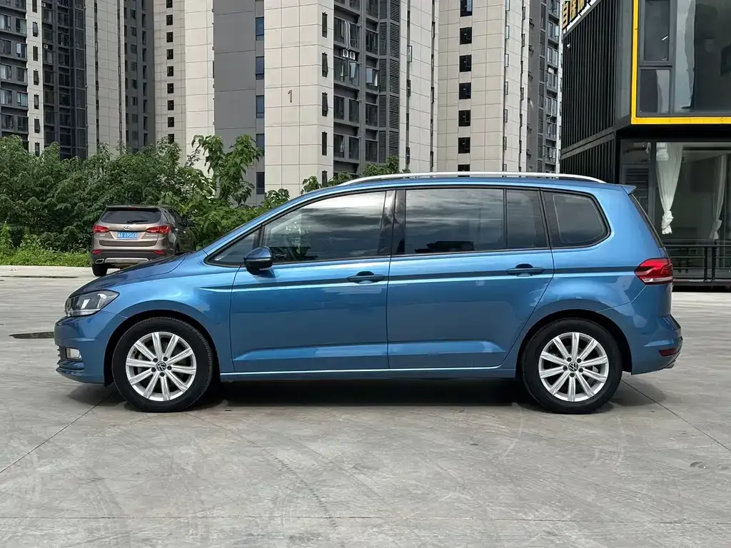 Volkswagen Touran — фото 9