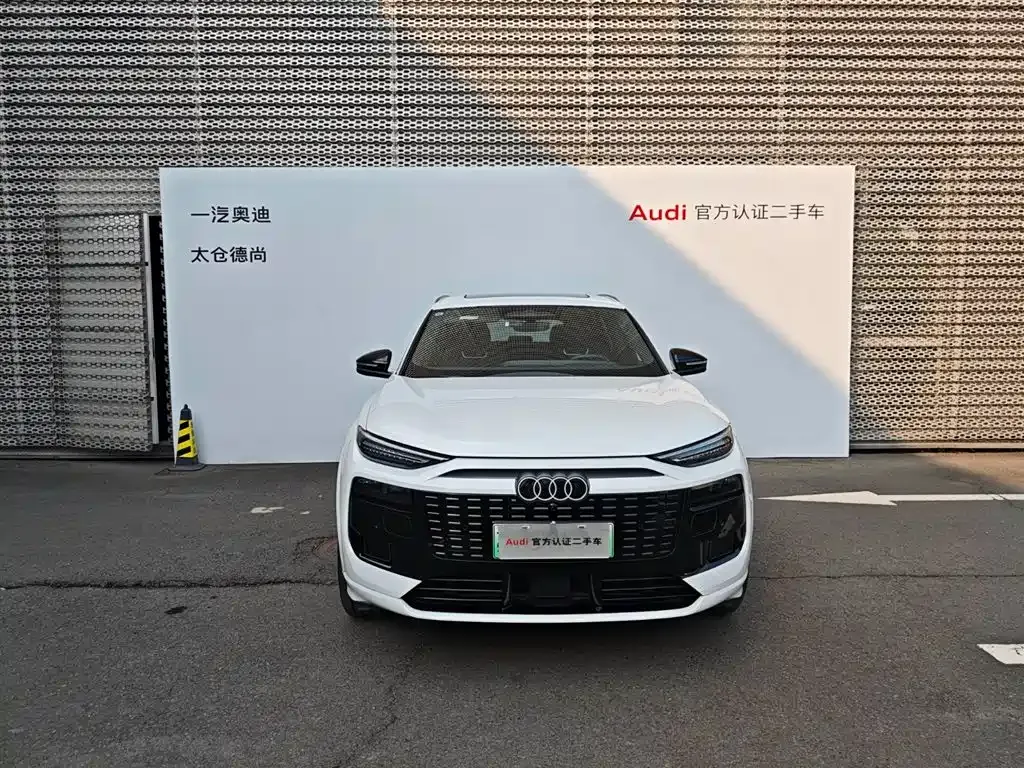 Audi Q6L e-tron — фото 1