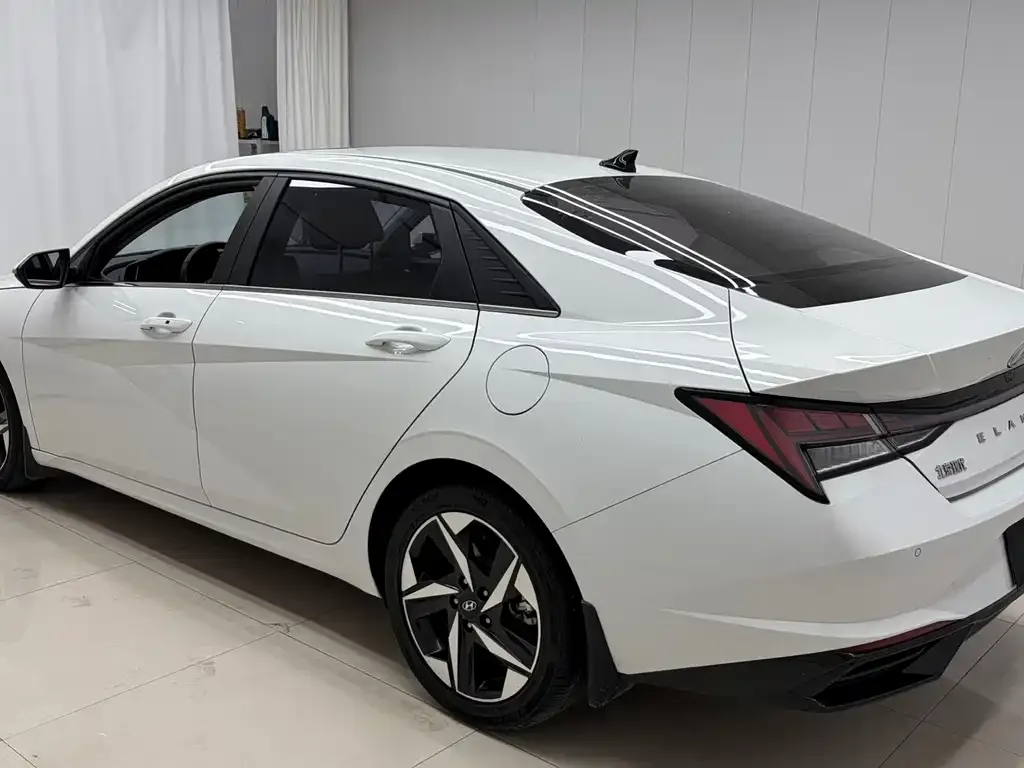 Hyundai Elantra — фото 3