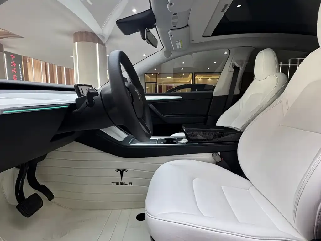 Tesla Model Y — фото 6