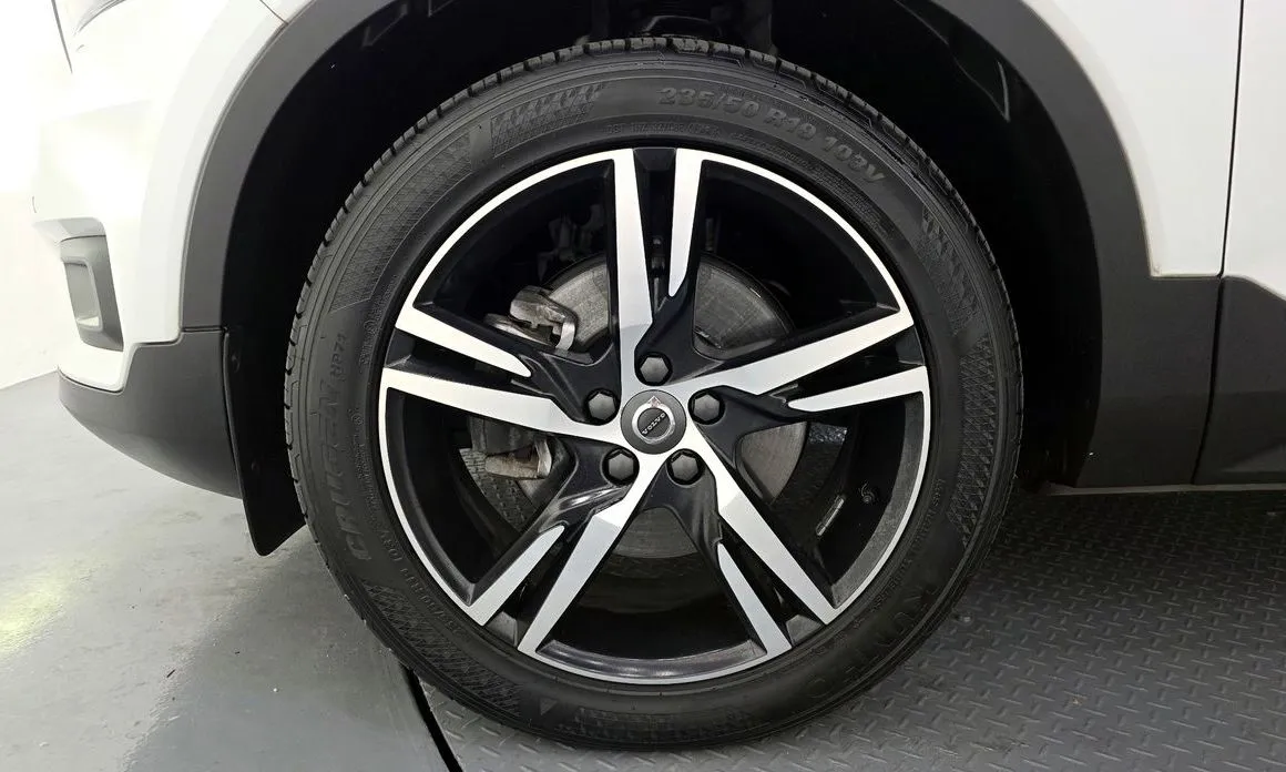 Volvo XC40 — фото 10