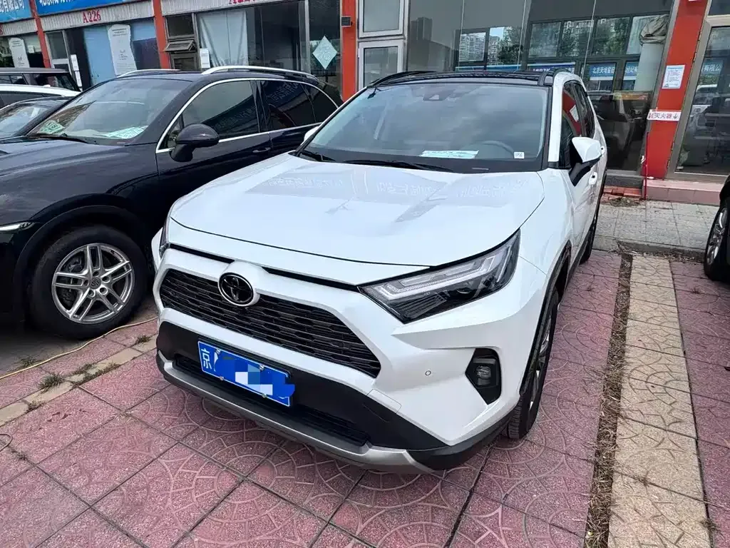 Toyota RAV4 — фото 1