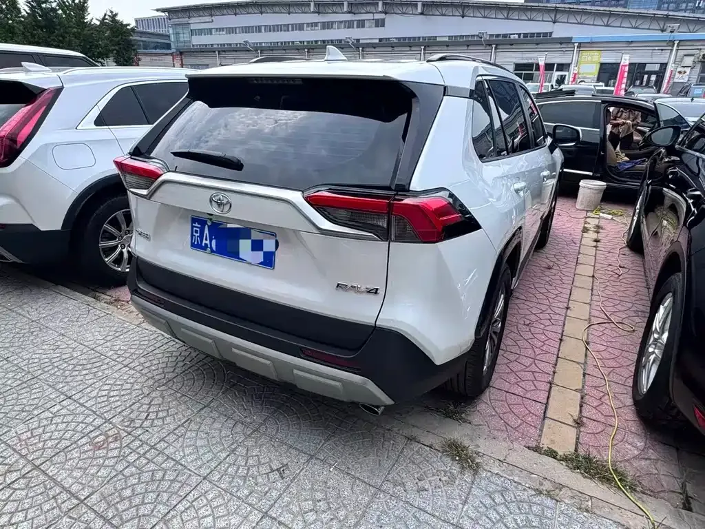 Toyota RAV4 — фото 6