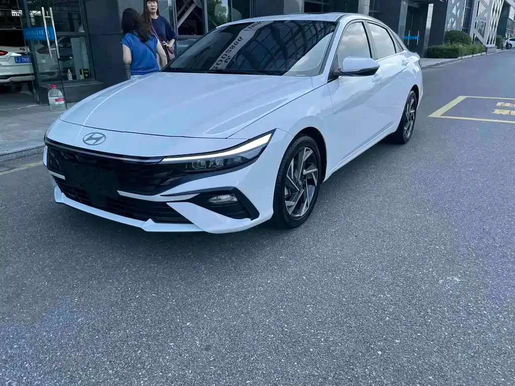 Hyundai Elantra — фото 1