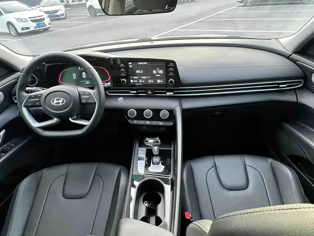 Hyundai Elantra — фото 3