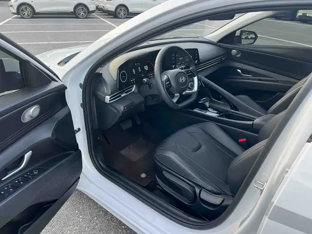 Hyundai Elantra — фото 8