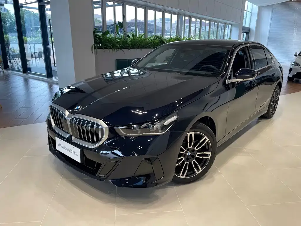 BMW 5 Series — фото 1