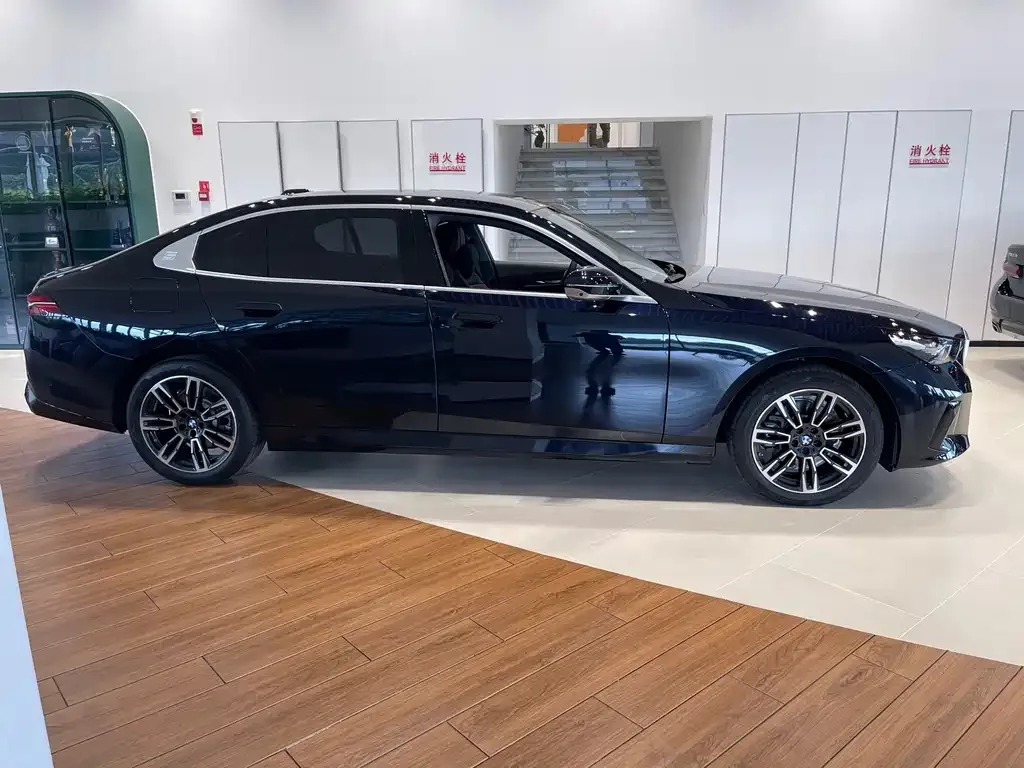 BMW 5 Series — фото 4