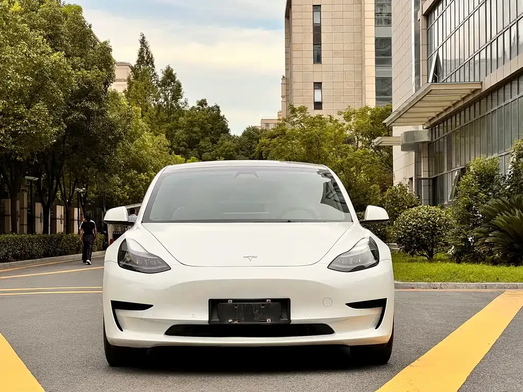 Tesla Model 3 — фото 9