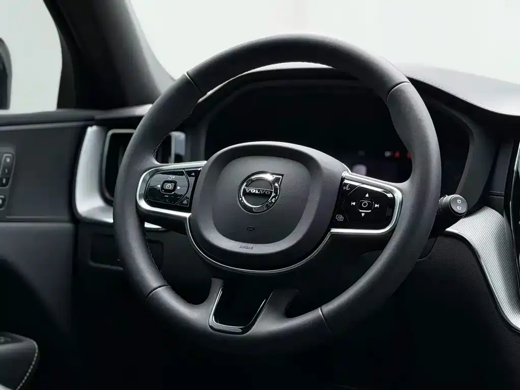 Volvo XC60 — фото 10