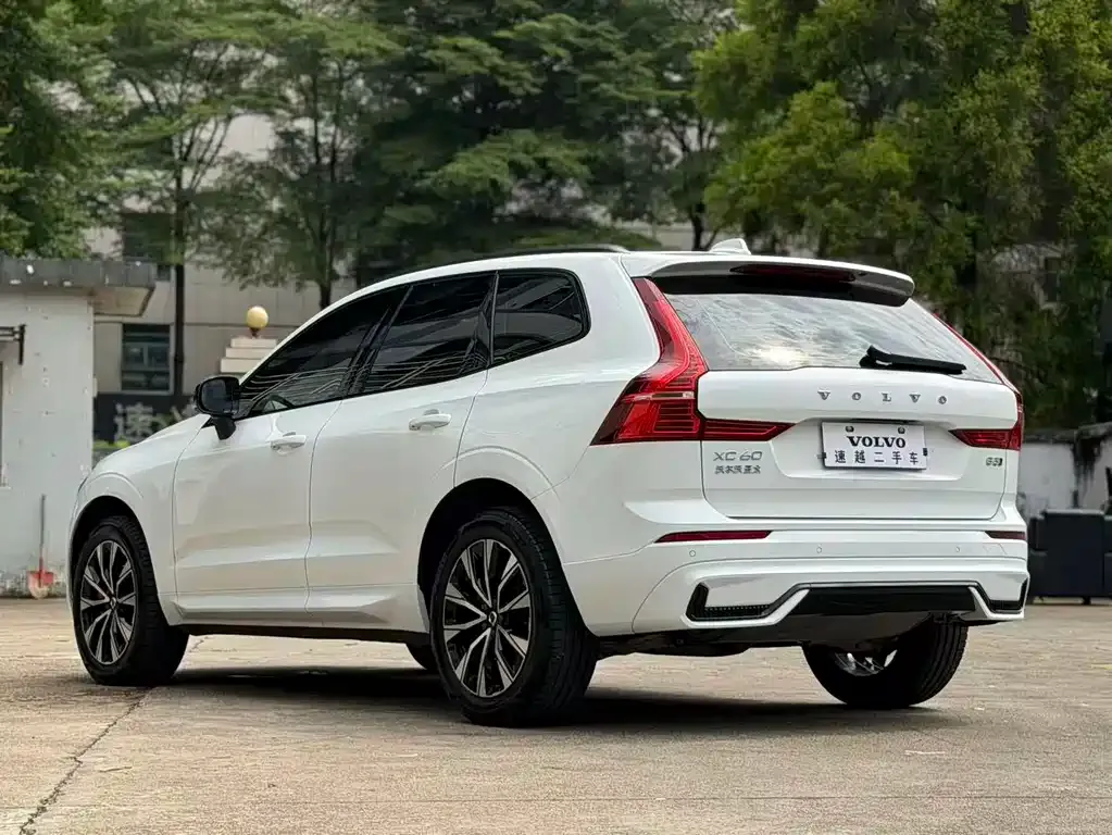 Volvo XC60 — фото 9