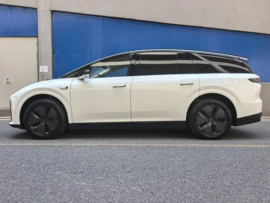 Li Auto i8 — фото 10