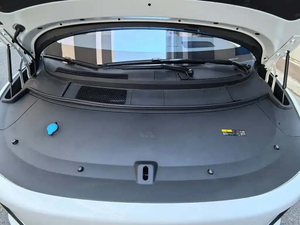 Li Auto i8 — фото 6
