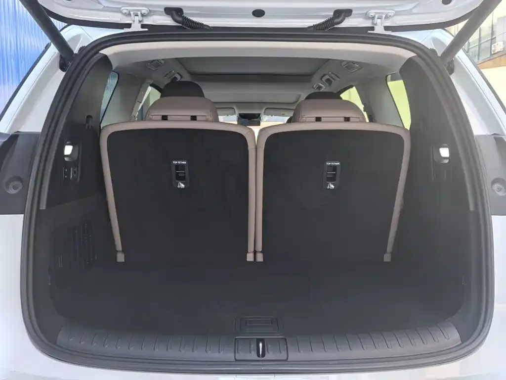 Li Auto i8 — фото 5