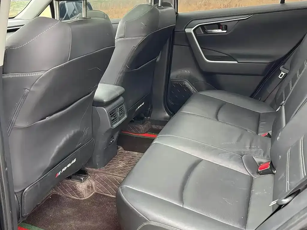 Toyota RAV4 — фото 7