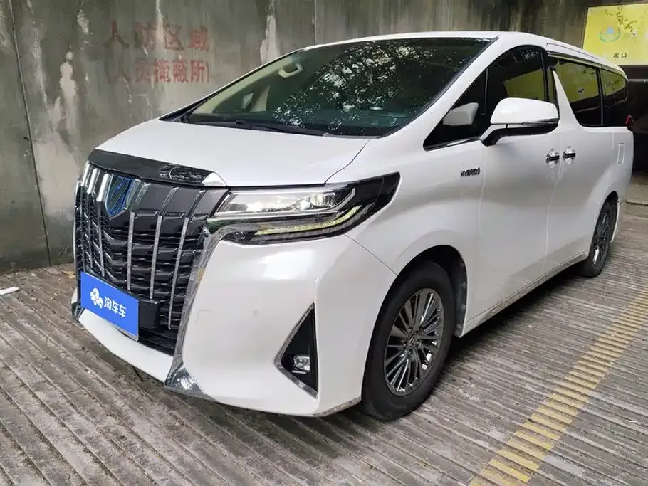Toyota Alphard — фото 1