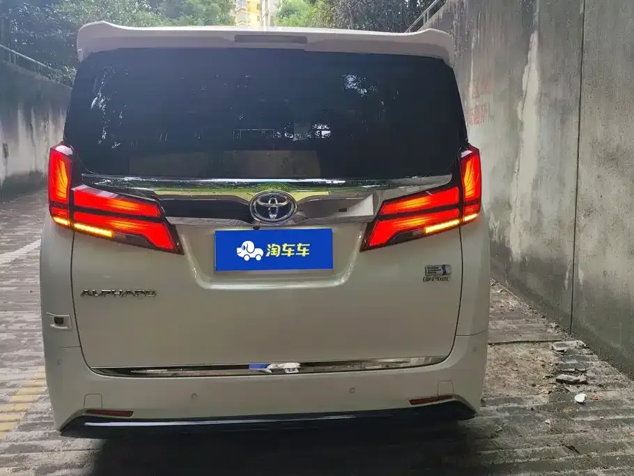 Toyota Alphard — фото 3