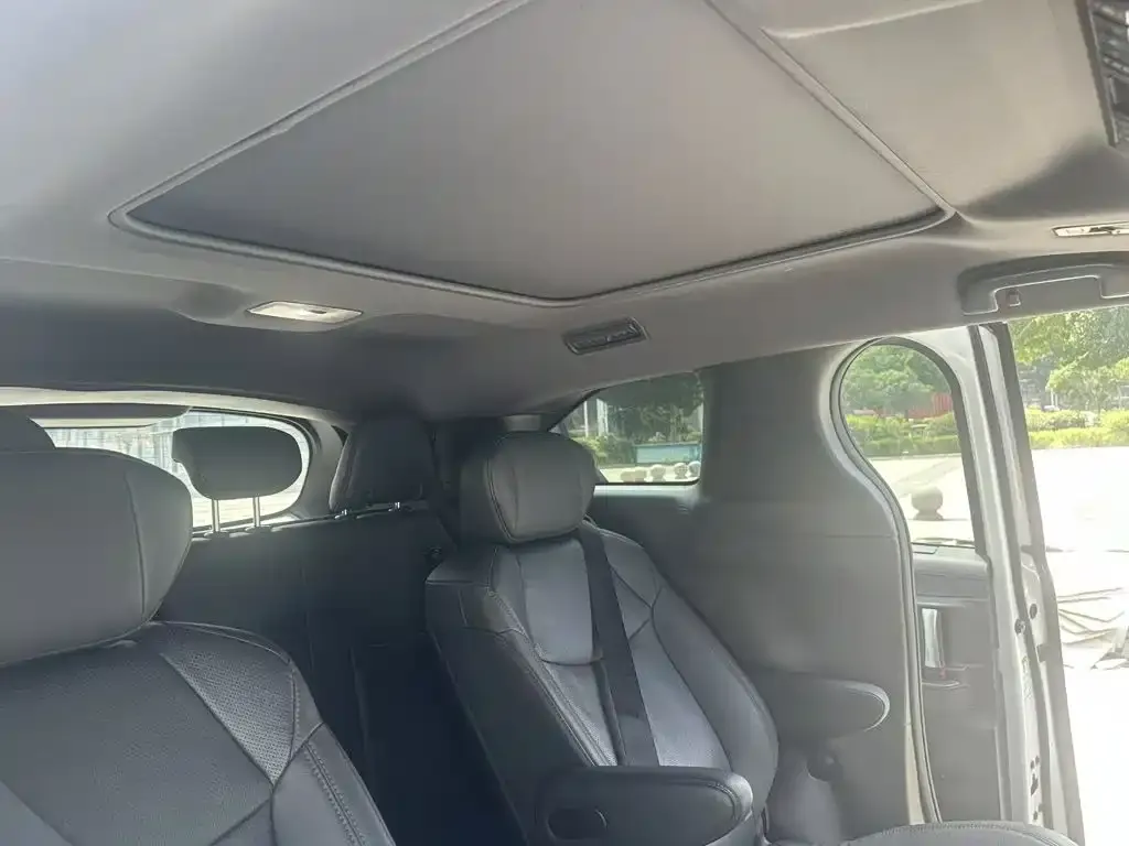 Toyota Sienna — фото 2