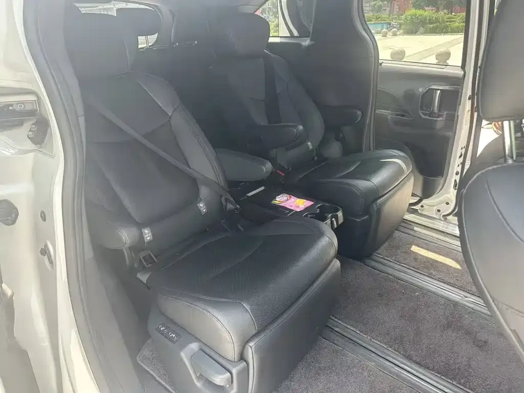 Toyota Sienna — фото 7