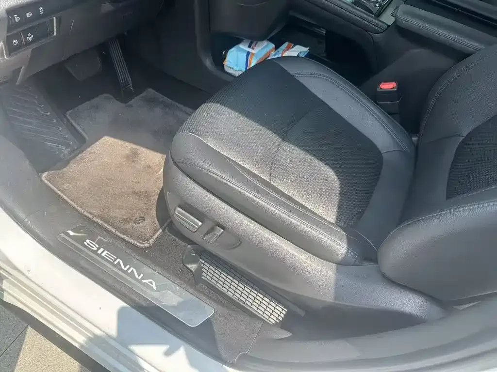 Toyota Sienna — фото 8