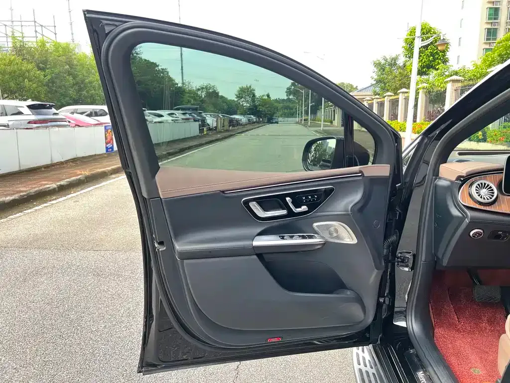 Mercedes-Benz EQE SUV — фото 4