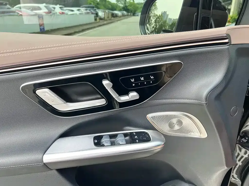 Mercedes-Benz EQE SUV — фото 3