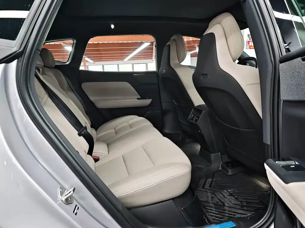 Volvo XC70 Plug-in Hybrid — фото 8