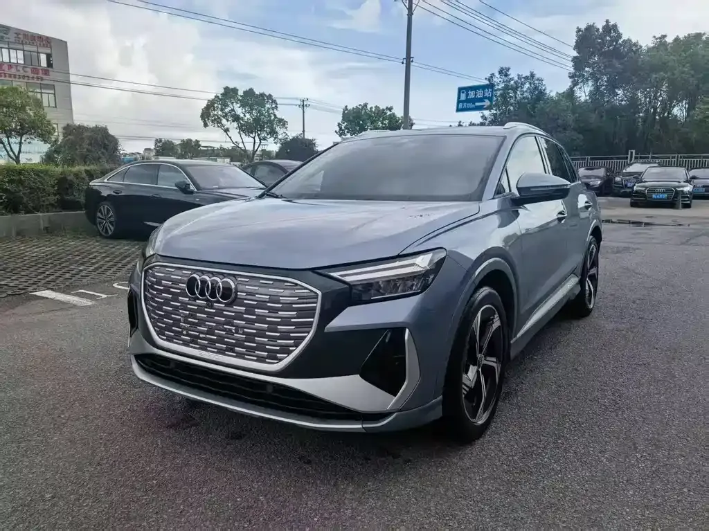 Audi Q4 e-tron — фото 1