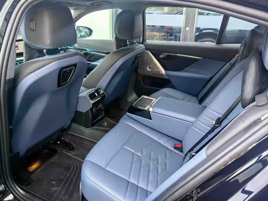 BMW 5 Series — фото 10