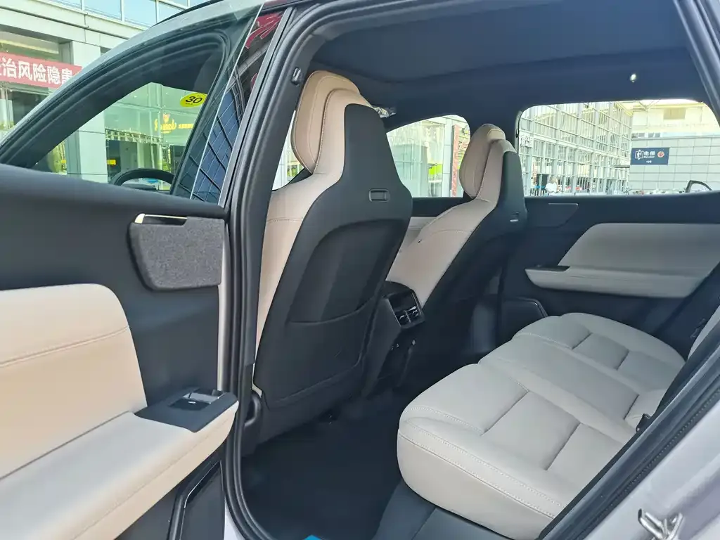 Volvo XC70 Plug-in Hybrid — фото 10