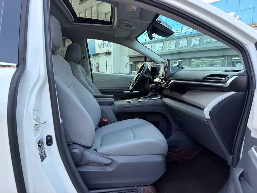 Toyota Granvia — фото 4