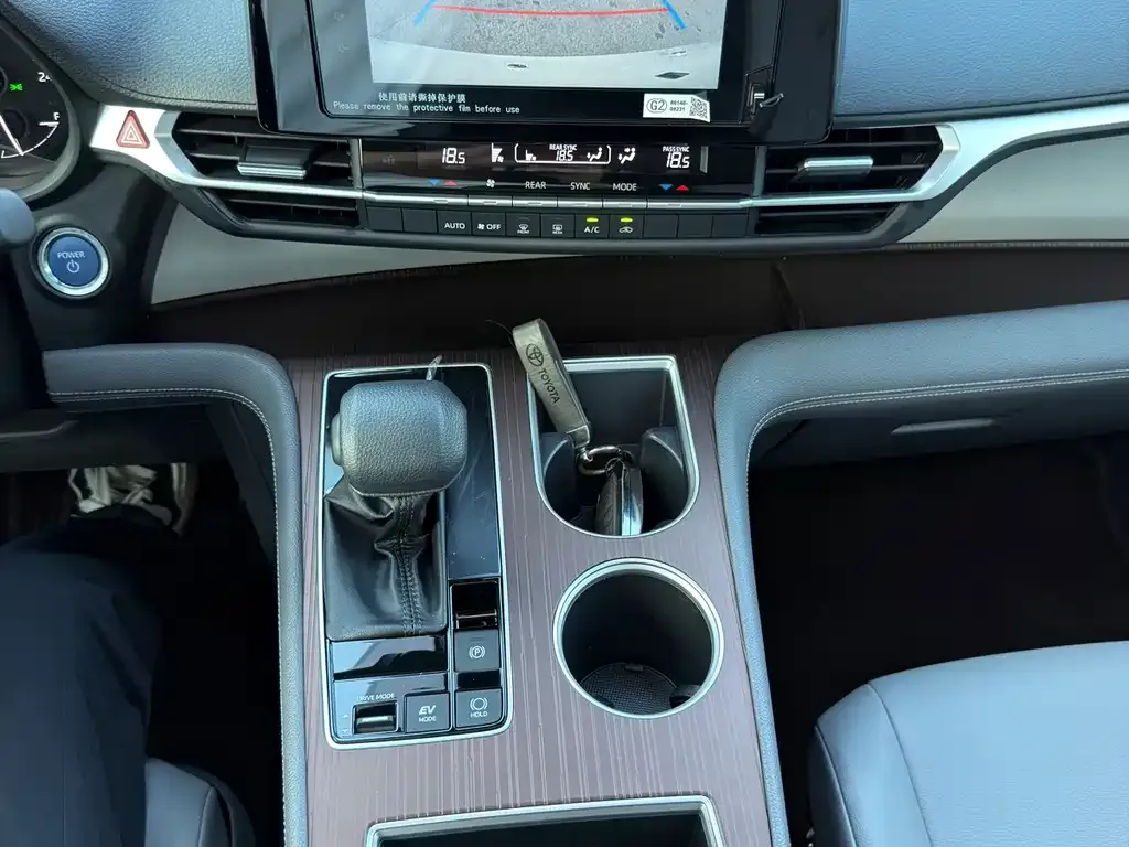 Toyota Granvia — фото 2