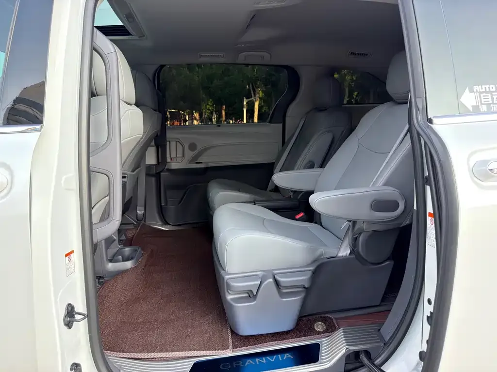 Toyota Granvia — фото 8