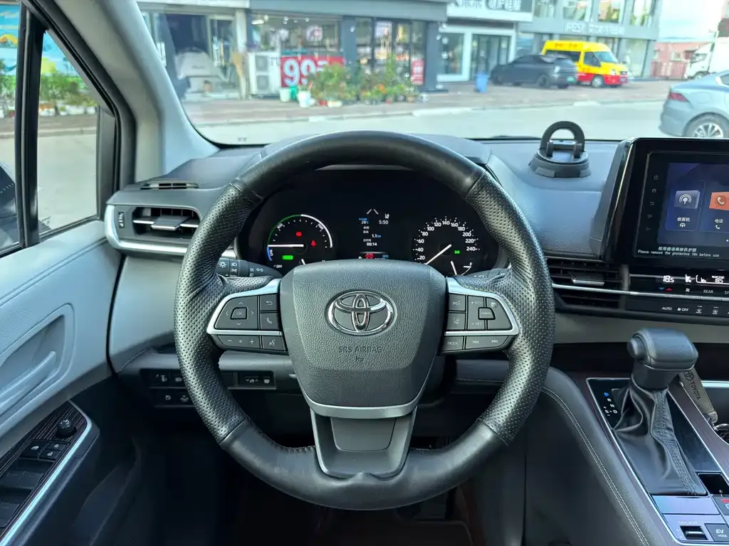 Toyota Granvia — фото 3