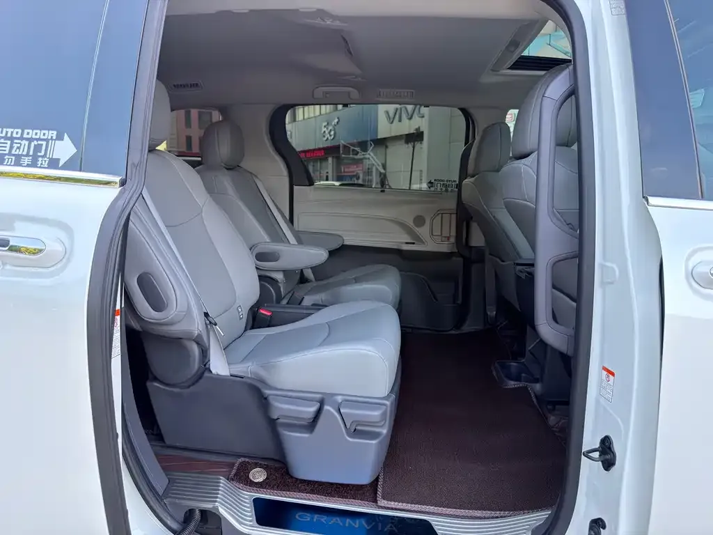 Toyota Granvia — фото 6