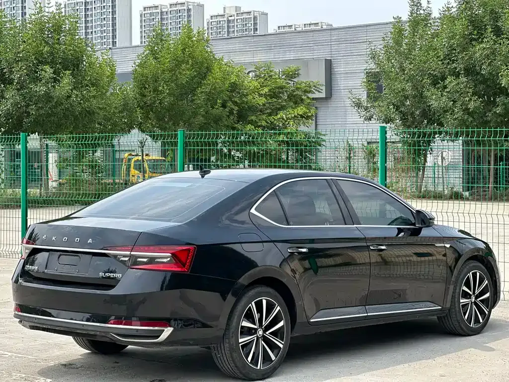 Skoda Superb — фото 8