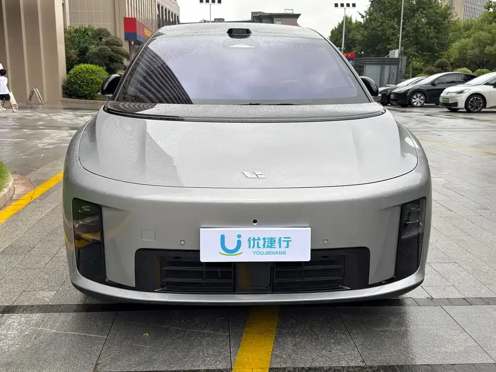 Li Auto i8 — фото 2