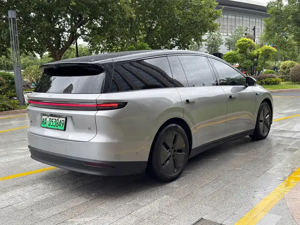 Li Auto i8 — фото 9
