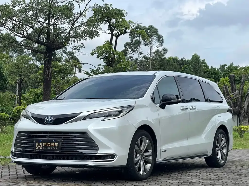 Toyota Sienna — фото 1