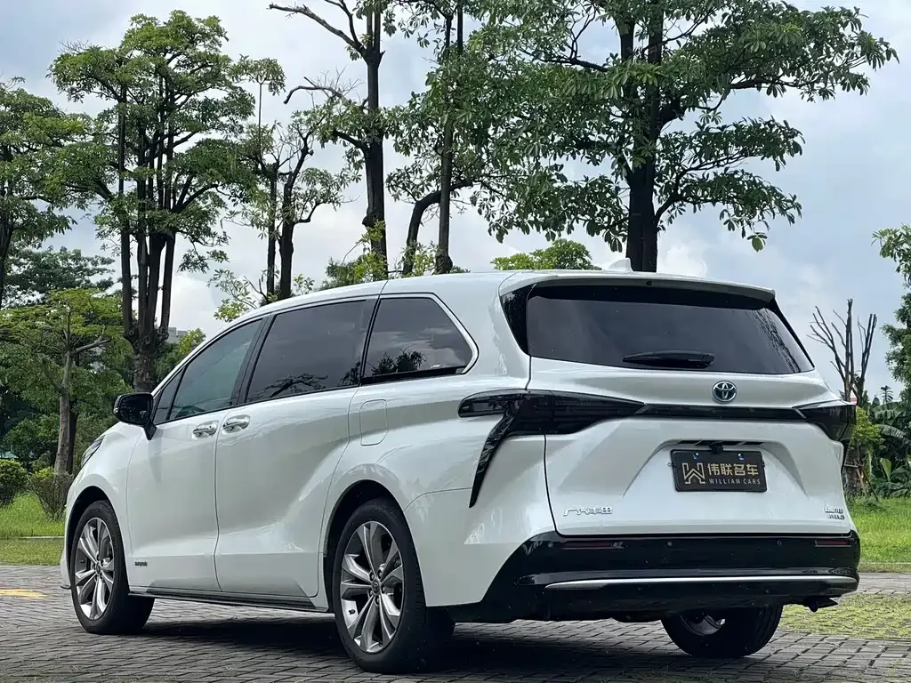 Toyota Sienna — фото 10