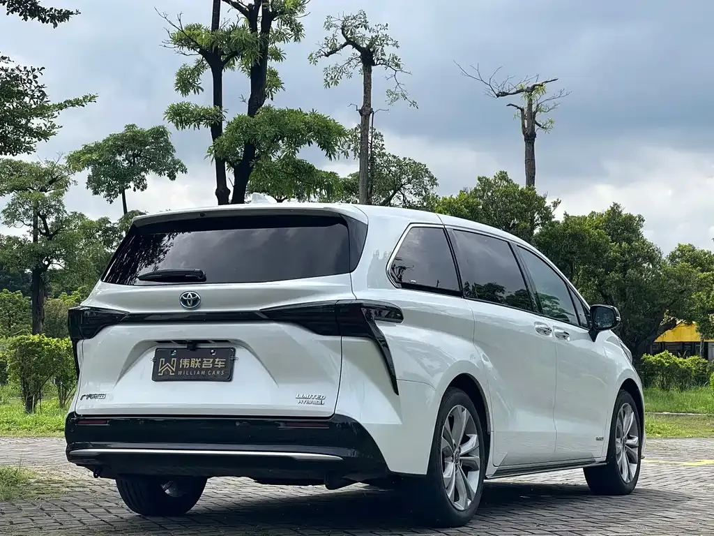 Toyota Sienna — фото 7