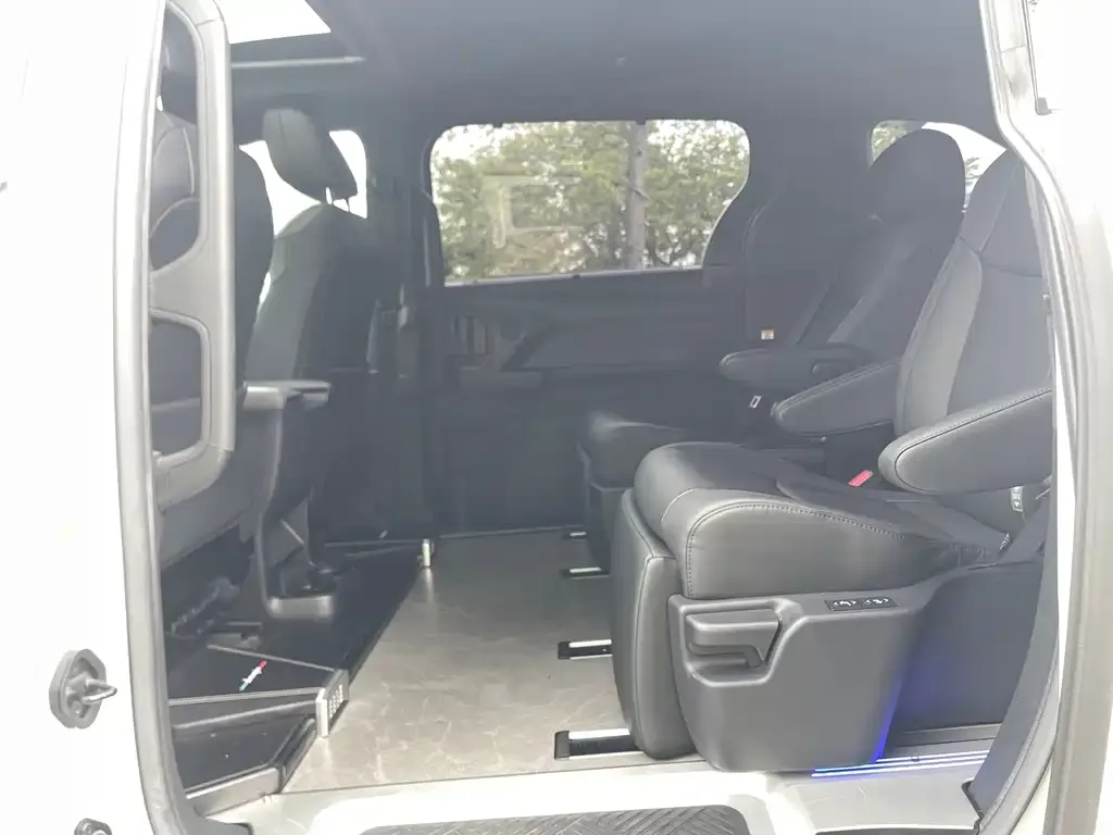 Toyota Sienna — фото 2