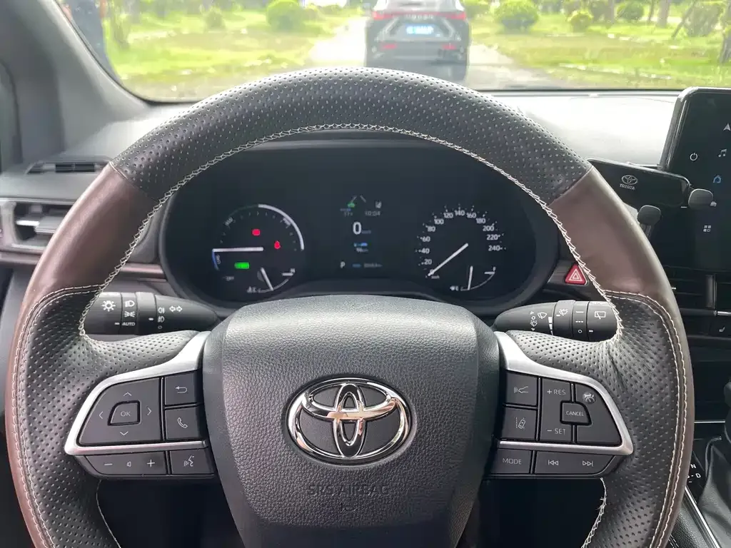 Toyota Sienna — фото 4