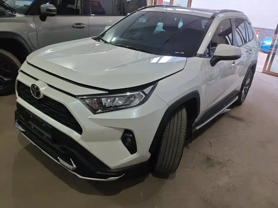 Toyota RAV4 — фото 1