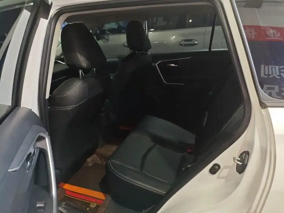 Toyota RAV4 — фото 2