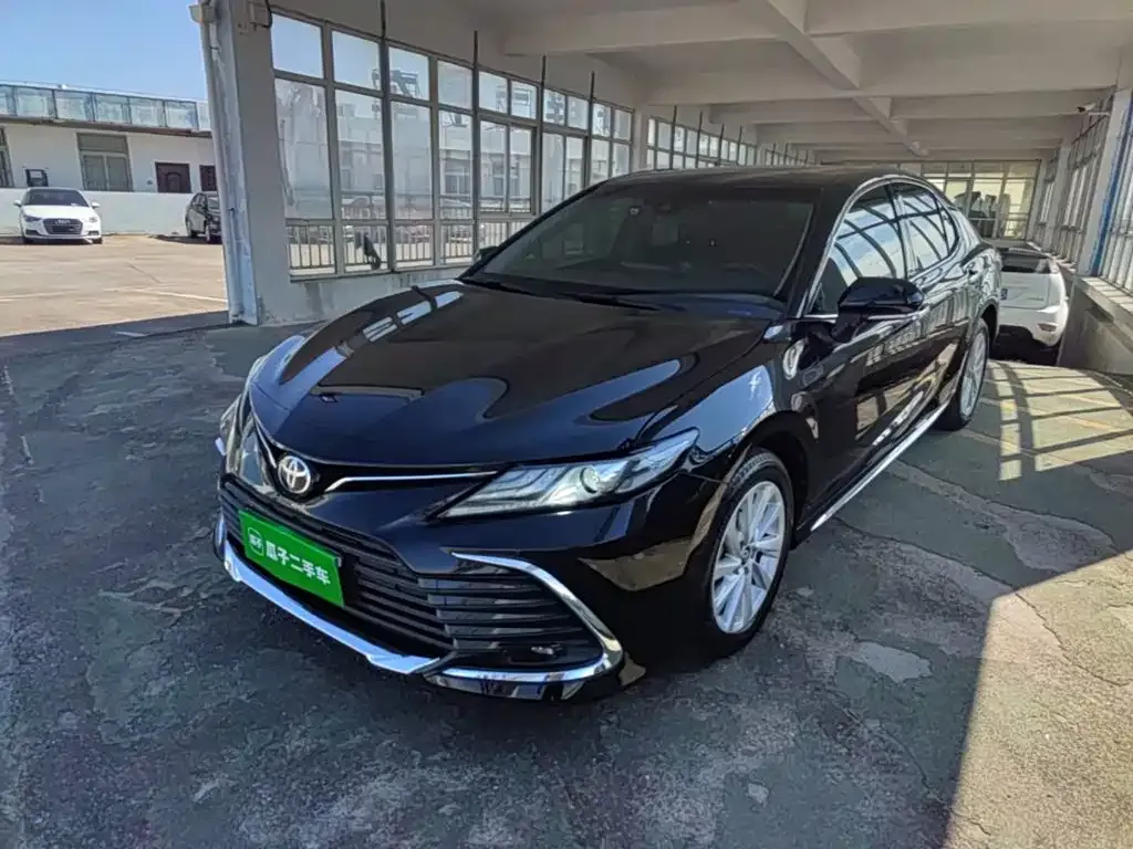 Toyota Camry — фото 1