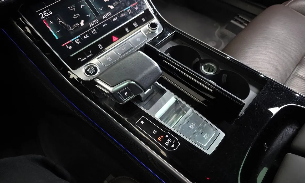 Audi A8 — фото 10